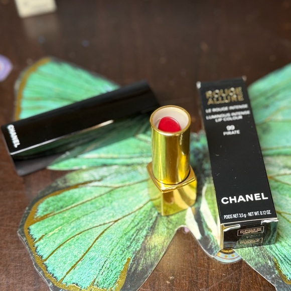 CHANEL Rouge Allure Lipstick in Pirate - Picture 4 of 14